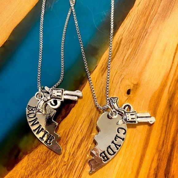 NWT Bonnie and Clyde silver pair of broken heart 💔 necklaces with pistols - Picture 8 of 8